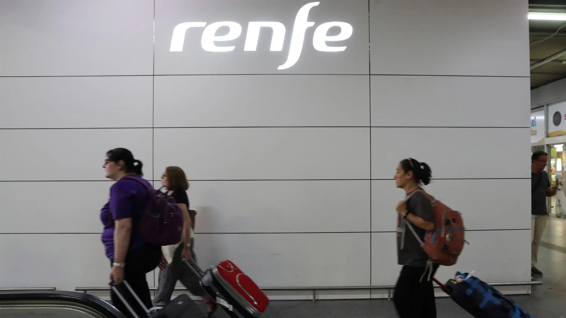 Pasajeros con sus maletas utilizando el servicio Renfe