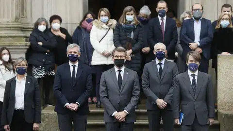 El presidente y varios empleados de la Xunta guardan un minuto de silencio por el naufragio El presidente y varios empleados de la Xunta guardan un minuto de silencio por el naufragio