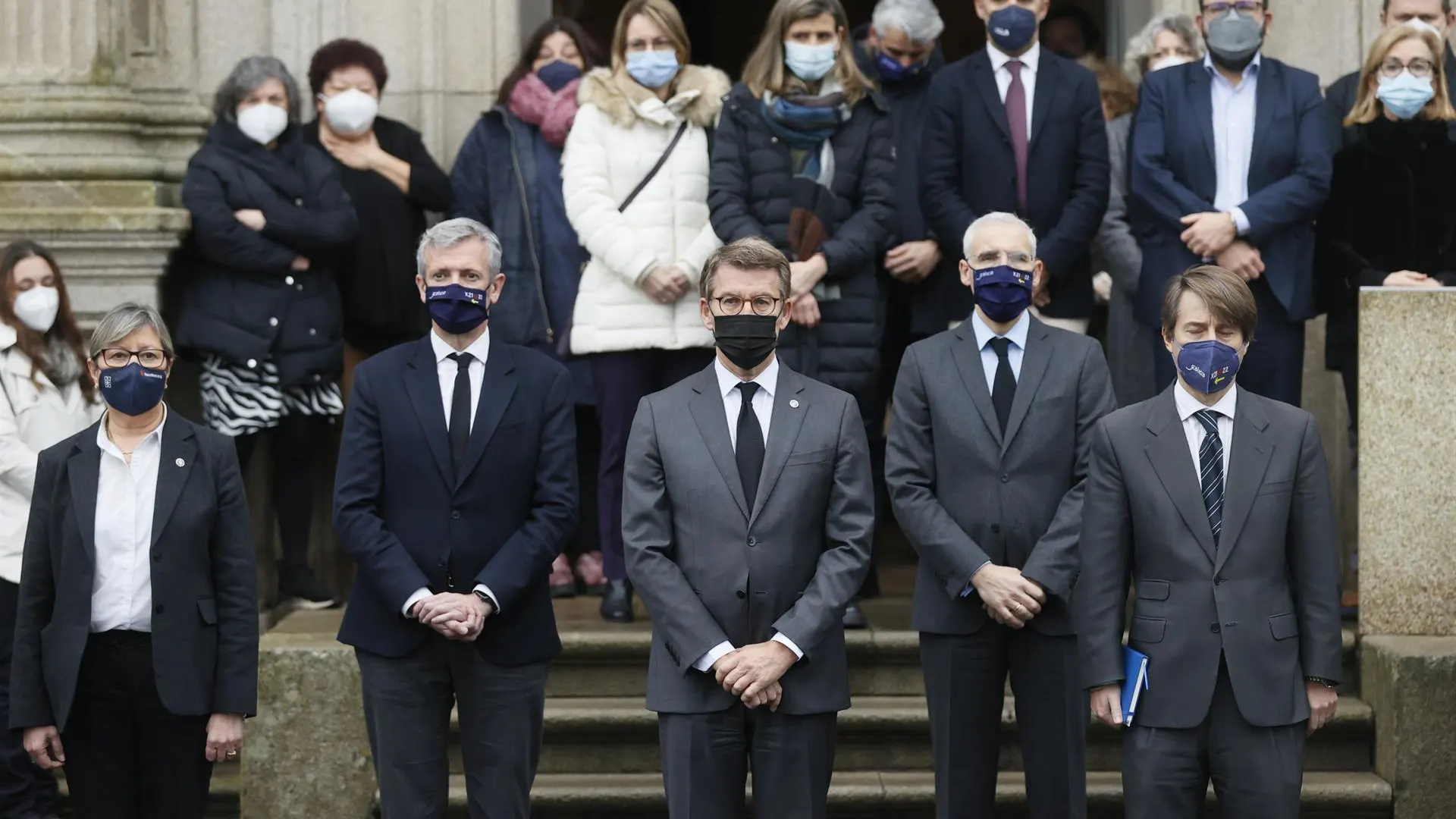 El presidente y varios empleados de la Xunta guardan un minuto de silencio por el naufragio