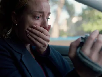 Laura se mete en la boca del lobo y… ¡encuentra las pruebas que inculpan a Xavier! Laura se mete en la boca del lobo y… ¡encuentra las pruebas que inculpan a Xavier!