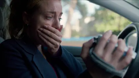 Laura se mete en la boca del lobo y… ¡encuentra las pruebas que inculpan a Xavier! Laura se mete en la boca del lobo y… ¡encuentra las pruebas que inculpan a Xavier!