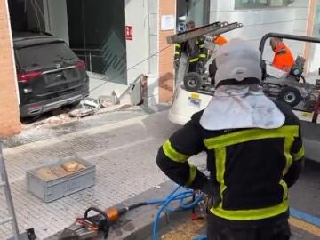 Un coche se empotra contra un centro médico de Majadahonda y deja dos heridos leves