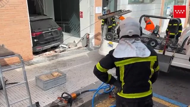 Un coche se empotra contra un centro médico de Majadahonda y deja dos heridos leves Un coche se empotra contra un centro médico de Majadahonda y deja dos heridos leves