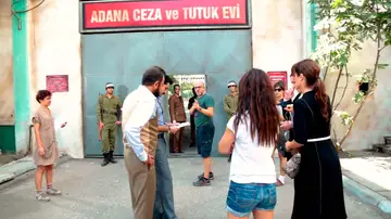 Hilal Altınbilek (Züleyha), Uğur Güneş (Yilmaz) y Kerem Alışık (Fekeli) a punto de grabar una escena de 'Tierra Amarga'