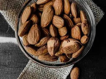 Recipiente con almendas Recipiente con almendas