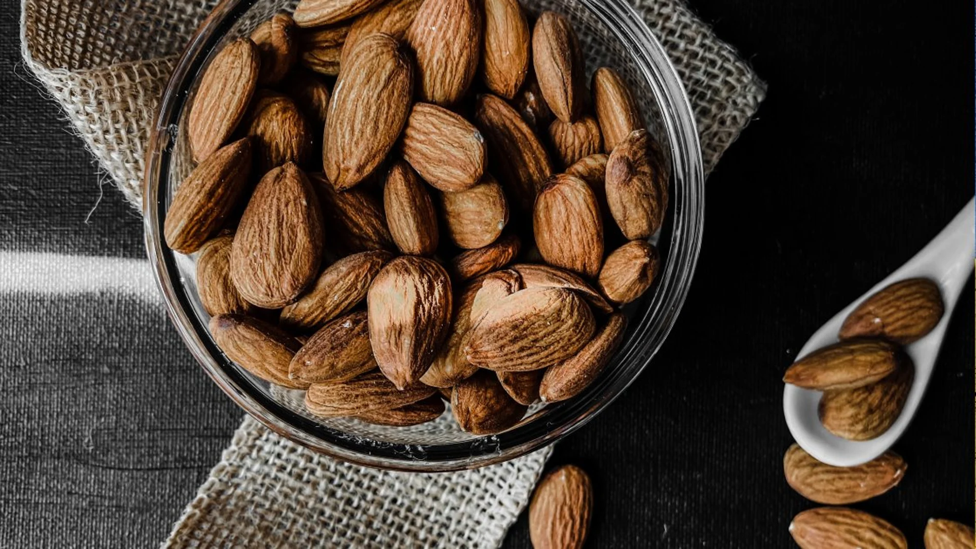 Recipiente con almendas Recipiente con almendas
