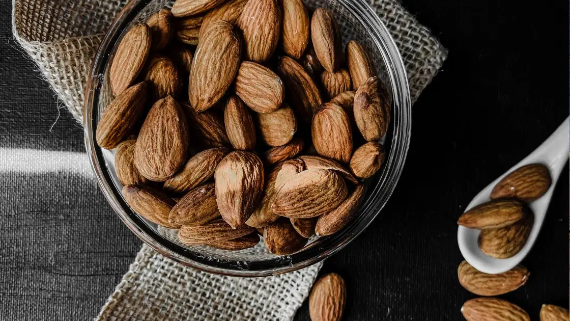 Recipiente con almendas Recipiente con almendas