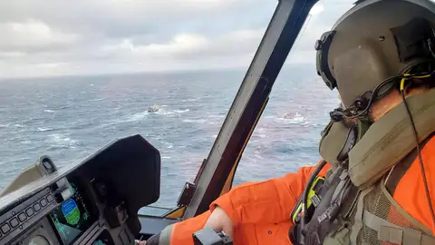 Un helicóptero y un barco en las labores de búsqueda Un helicóptero y un barco en las labores de búsqueda