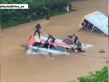 Los pasajeros de un autobús atrapados por las inundaciones en Brasil