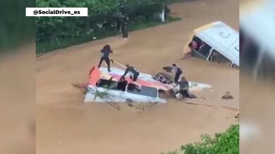 El angustioso vídeo de los pasajeros que tratan de salir de un autobús atrapado por las riadas en Brasil