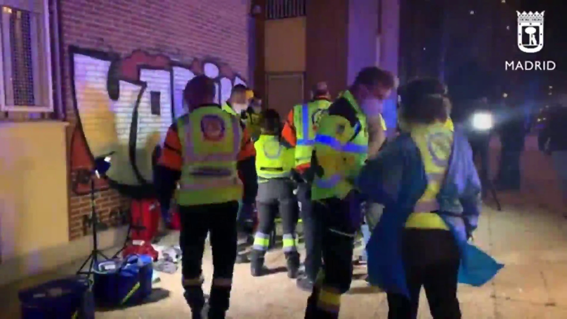 Dos jóvenes caen de un quinto piso en Madrid intentando escapar de un robo