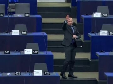 ¿A qué sanciones enfrenta un eurodiputado por hacer el saludo nazi en la Cámara?
