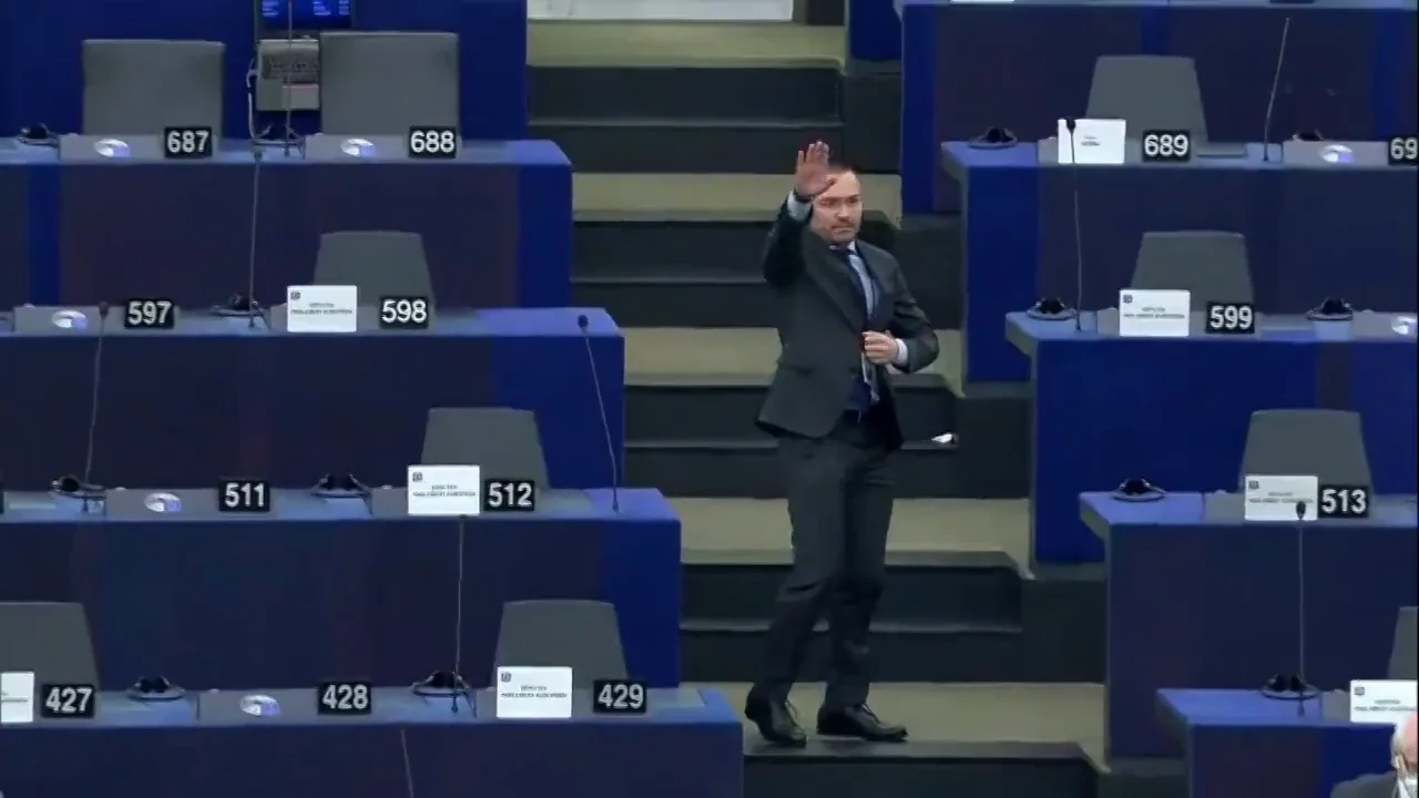 &iquest;A qu&eacute; sanciones enfrenta un eurodiputado por hacer el saludo nazi en la C&aacute;mara?