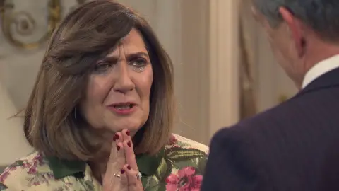 El beso forzado de Uriarte a Carmen aviva su obsesión: “Quiero todo de ti” El beso forzado de Uriarte a Carmen aviva su obsesión: “Quiero todo de ti”