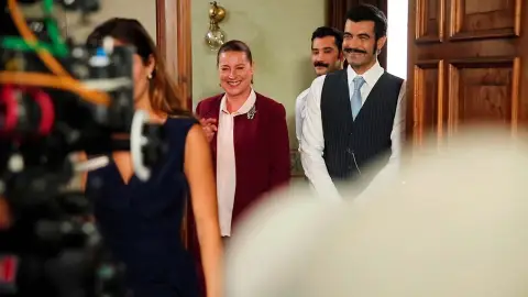 Vahide Perçin y Murat Ünalmış, Hünkar y Demir Yaman, durante las grabaciones de 'Tierra Amarga' Vahide Perçin y Murat Ünalmış, Hünkar y Demir Yaman, durante las grabaciones de 'Tierra Amarga'
