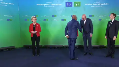 Ursula von der Leyen vive un nuevo 'sofagate': un ministro de Uganda intenta no saludarla Ursula von der Leyen vive un nuevo 'sofagate': un ministro de Uganda intenta no saludarla