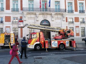 Los Bomberos acuden a la sede de la Presidencia de la Comunidad de Madrid en Sol por un incendio