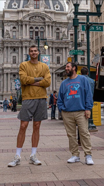 Juancho Hernangómez y Adam Sandler durante el rodaje de 'Garra'