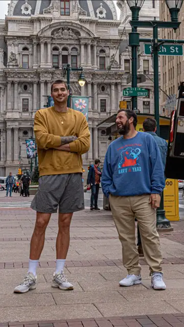 Juancho Hernangómez y Adam Sandler durante el rodaje de 'Garra' Juancho Hernangómez y Adam Sandler durante el rodaje de 'Garra'