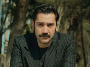 Yilmaz decide empezar una nueva vida en Estambul con Müjgan y su hijo Yilmaz decide empezar una nueva vida en Estambul con Müjgan y su hijo