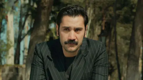 Yilmaz decide empezar una nueva vida en Estambul con Müjgan y su hijo Yilmaz decide empezar una nueva vida en Estambul con Müjgan y su hijo