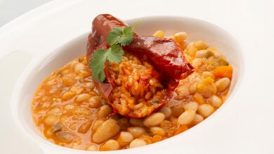 Un plato estupendo: alubia blanca con pimiento seco relleno de arroz