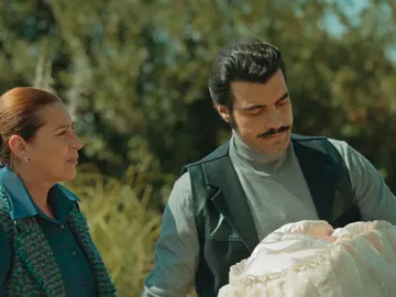 Demir se marcha con Adnan y Leyla lejos de la mansión Demir se marcha con Adnan y Leyla lejos de la mansión