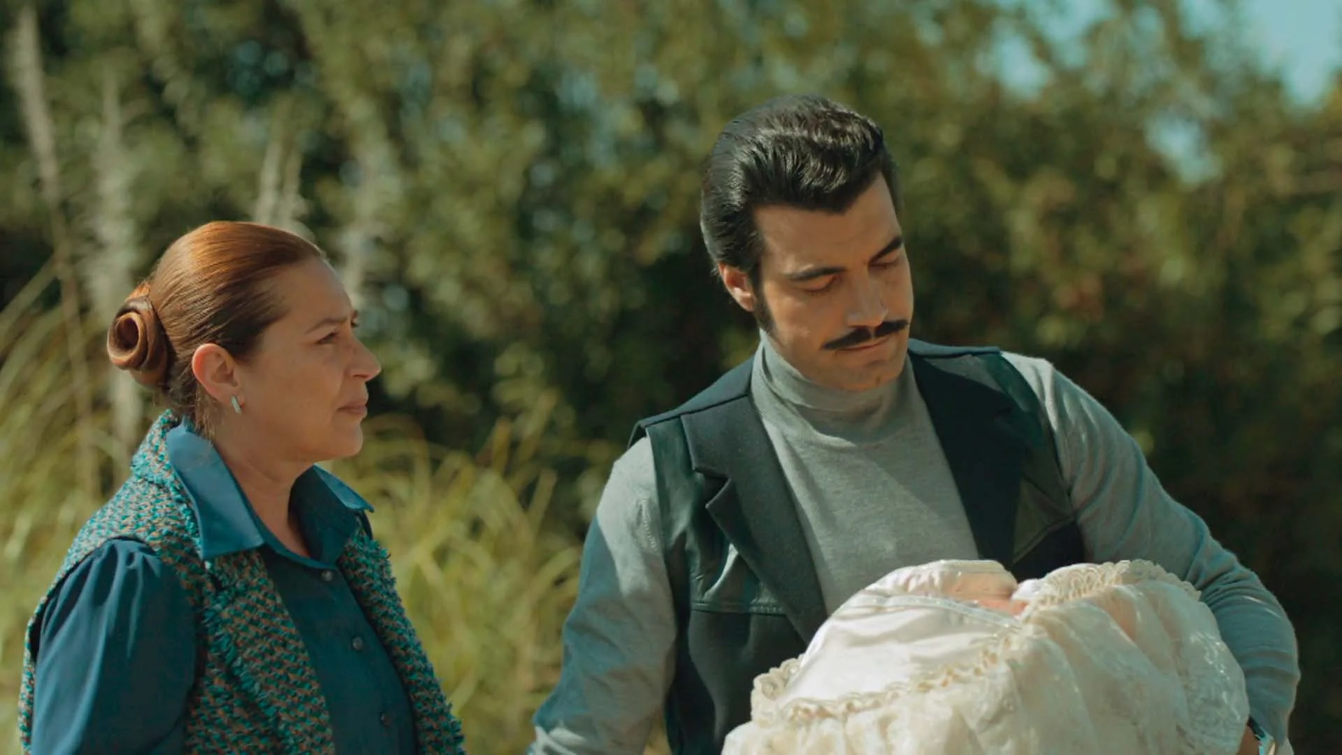 Demir se marcha con Adnan y Leyla lejos de la mansión Demir se marcha con Adnan y Leyla lejos de la mansión