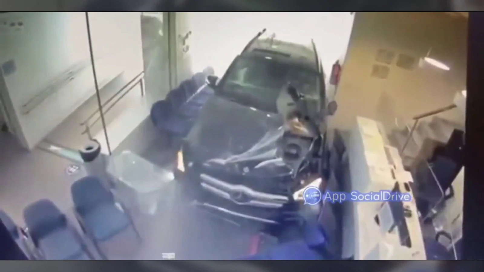 Momento en el que un coche se empotra contra un centro de salud Momento en el que un coche se empotra contra un centro de salud