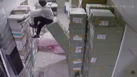 Joven en la trampilla Joven en la trampilla