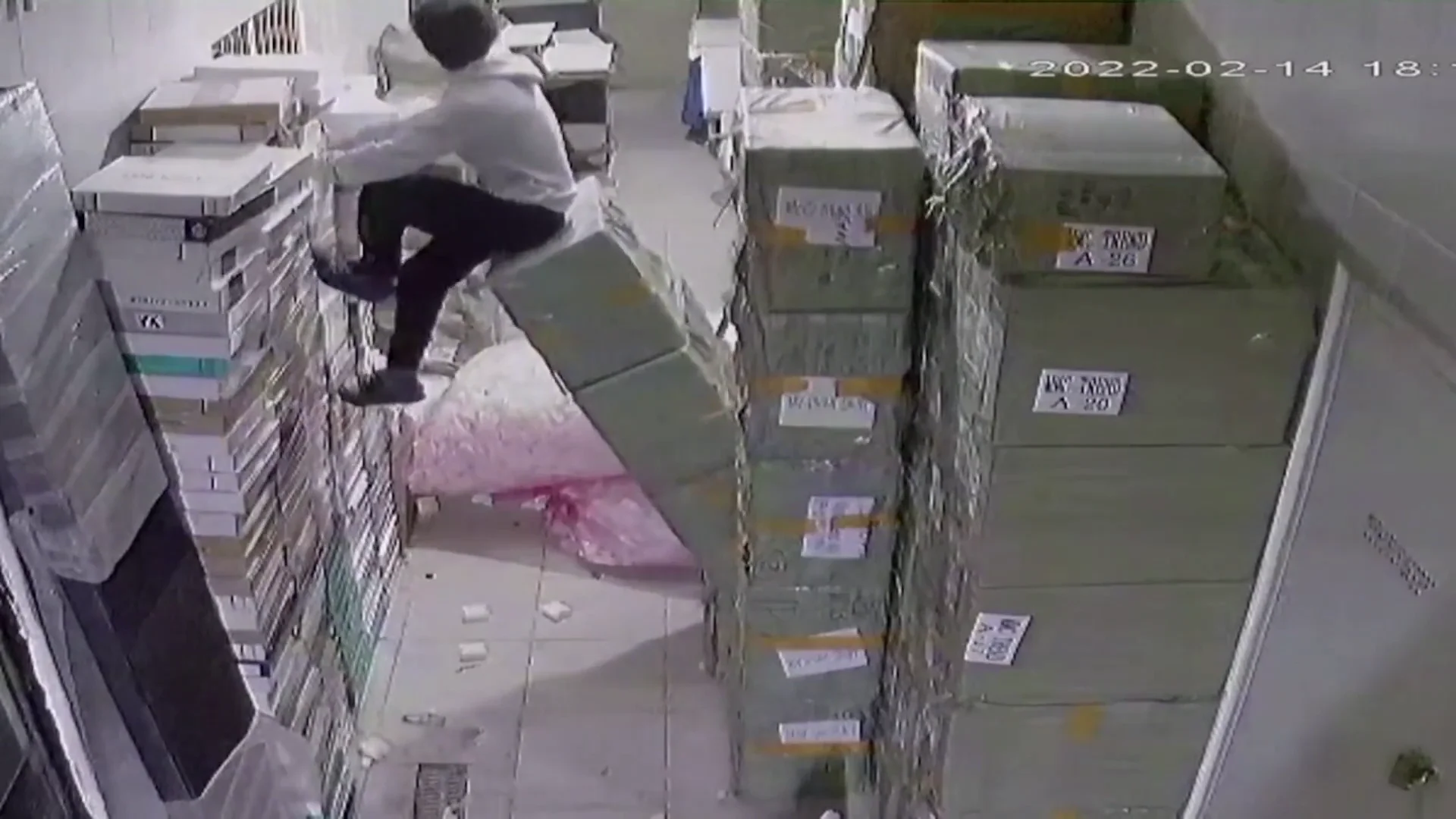 Joven en la trampilla