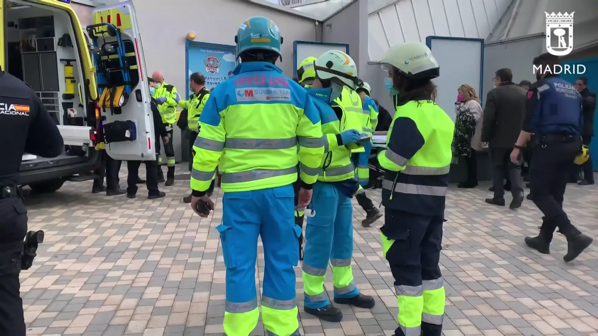 Al menos 13 heridos al derrumbarse parte del techo del auditorio del Parque de Atracciones de Madrid Al menos 13 heridos al derrumbarse parte del techo del auditorio del Parque de Atracciones de Madrid