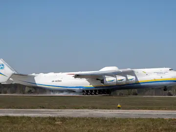 Un avión en un aeropuerto de Kiev