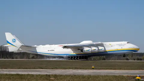 Un avión en un aeropuerto de Kiev Un avión en un aeropuerto de Kiev