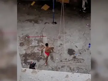 Los vecinos de un barrio de Las Palmas de Gran Canaria denuncian la tensa situación que viven con unos okupas: " Los vecinos de un barrio de Las Palmas de Gran Canaria denuncian la tensa situación que viven con unos okupas: "