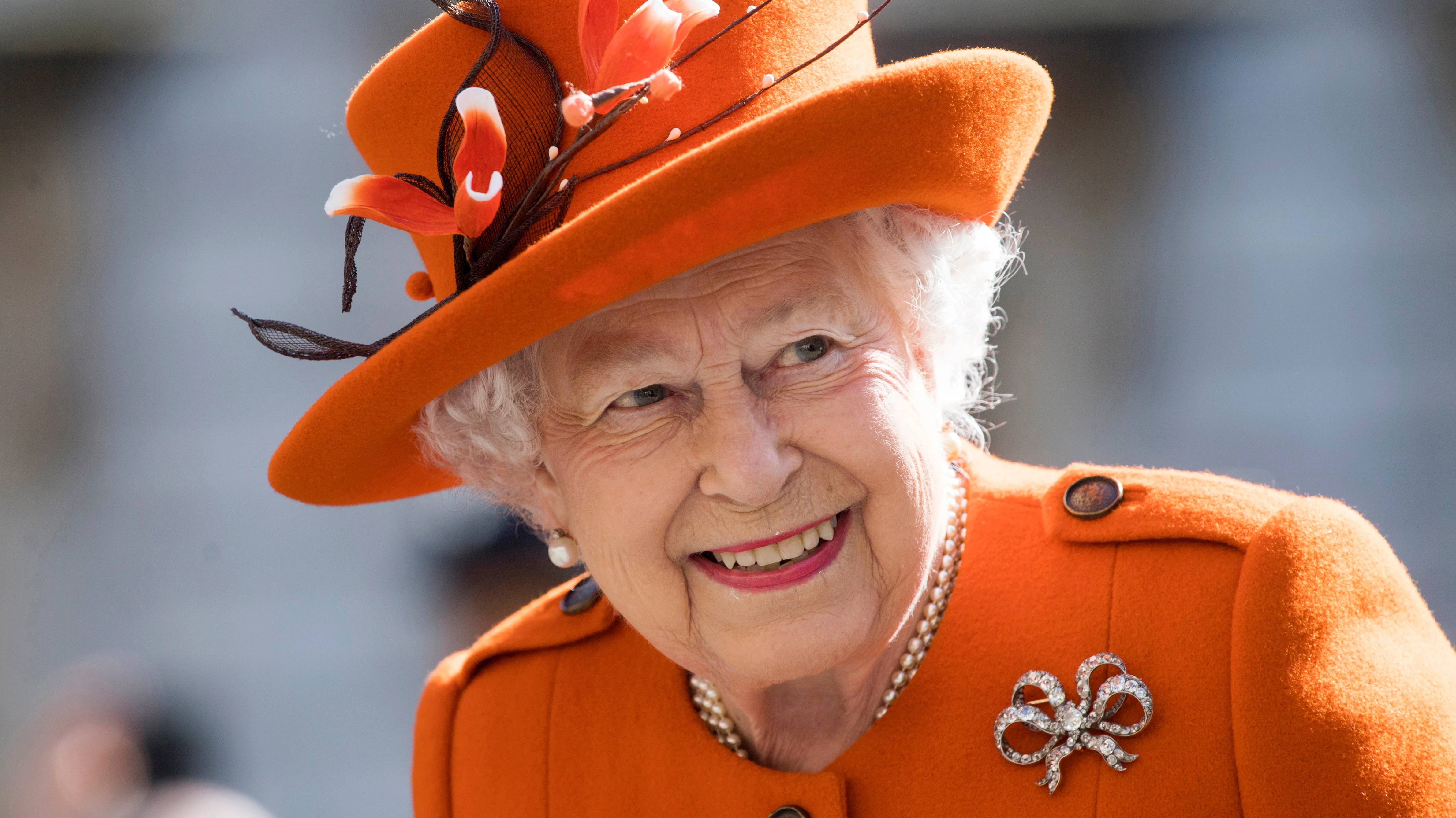 La reina Isabel II aparece de nuevo