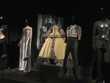 Jean Paul Gaultier trae sus trajes a Madrid de la mano de una gran exposición en CaixaForum