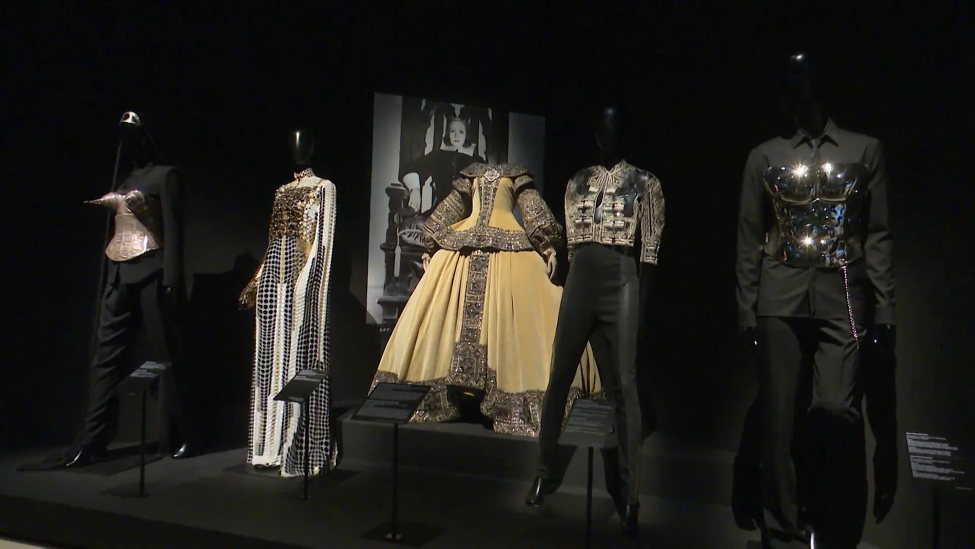 Jean Paul Gaultier trae sus trajes a Madrid de la mano de una gran exposición en CaixaForum