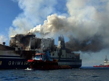 Imagen del ferry incendiado en Grecia