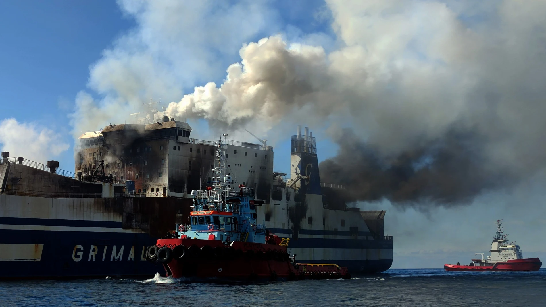 Imagen del ferry incendiado en Grecia