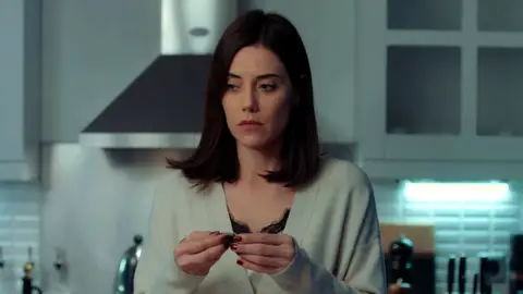 El misterioso e inquietante mensaje que Asya recibe en su casa: "Eres inocente y todo el mundo se va a dar cuenta" El misterioso e inquietante mensaje que Asya recibe en su casa: "Eres inocente y todo el mundo se va a dar cuenta"