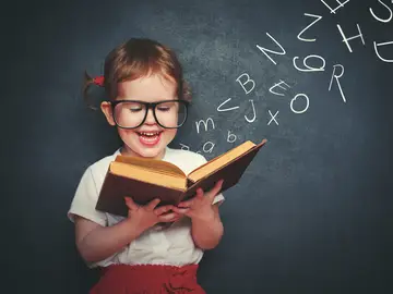 Una niña aprendiendo las letras Una niña aprendiendo las letras