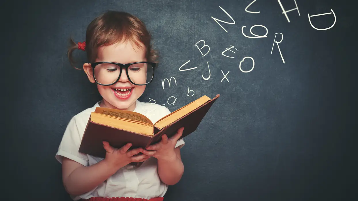 Una ni&ntilde;a aprendiendo las letras