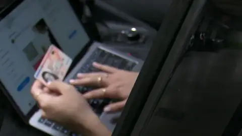 El calvario de una mujer tras ser ciberestafada: "Me comenzaron a llegar pagos de más de 1.000 euros" El calvario de una mujer tras ser ciberestafada: "Me comenzaron a llegar pagos de más de 1.000 euros"