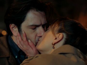 El inesperado beso entre Derya y Turgar: ¿Nueva pareja a la vista?