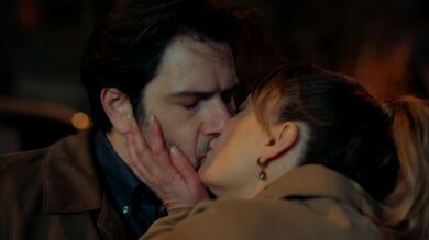 El inesperado beso entre Derya y Turgay: ¿Nueva pareja a la vista?
