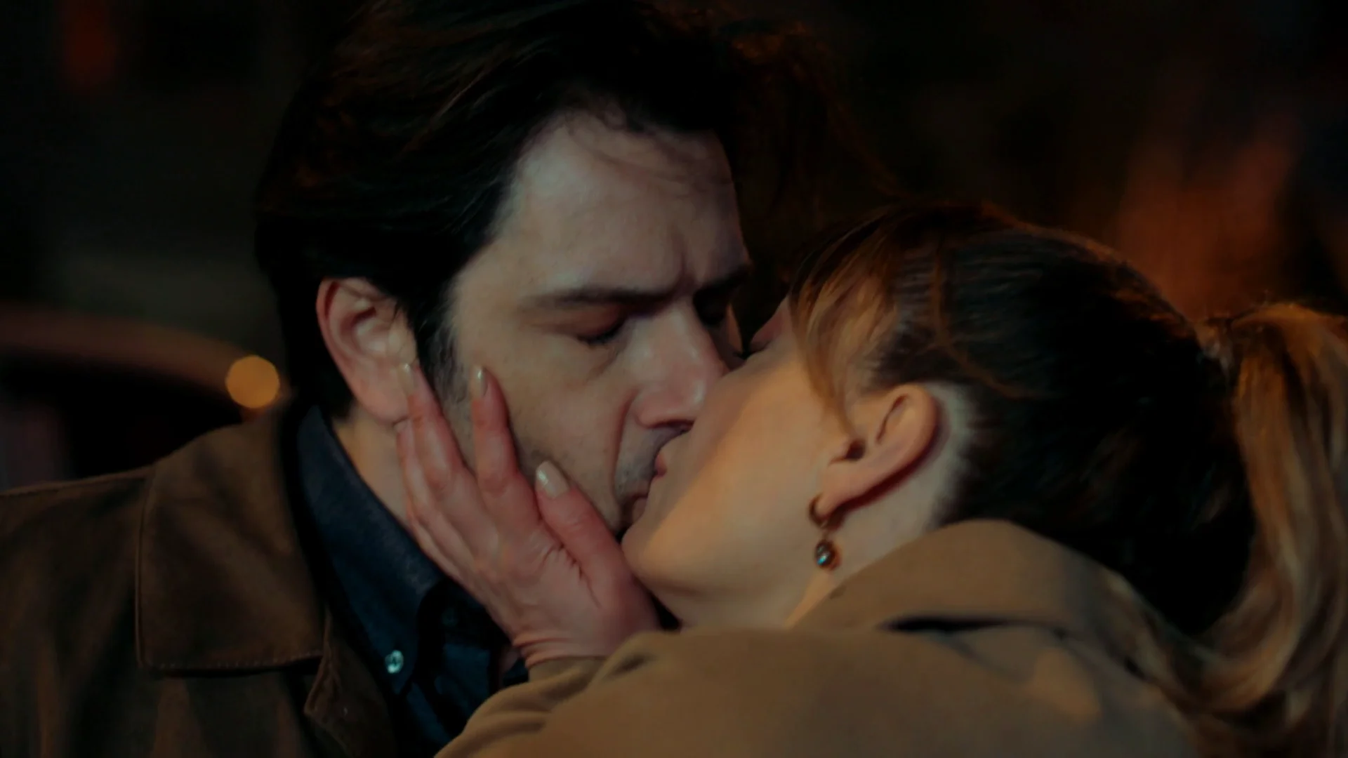 El inesperado beso entre Derya y Turgar: ¿Nueva pareja a la vista?