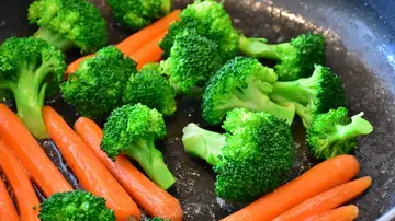 Alimentos en una sartén Alimentos en una sartén