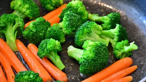 Alimentos en una sartén Alimentos en una sartén