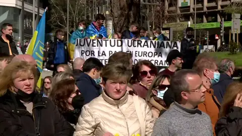 Ucranianos en España se manifiestan para pedir a Rusia que respete su independencia Ucranianos en España se manifiestan para pedir a Rusia que respete su independencia